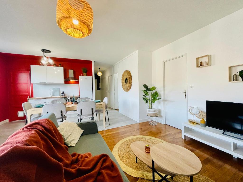Μια τηλεόραση ή/και κέντρο ψυχαγωγίας στο Cosy & Spacieux 3 chambres - proche du centre et de la gare