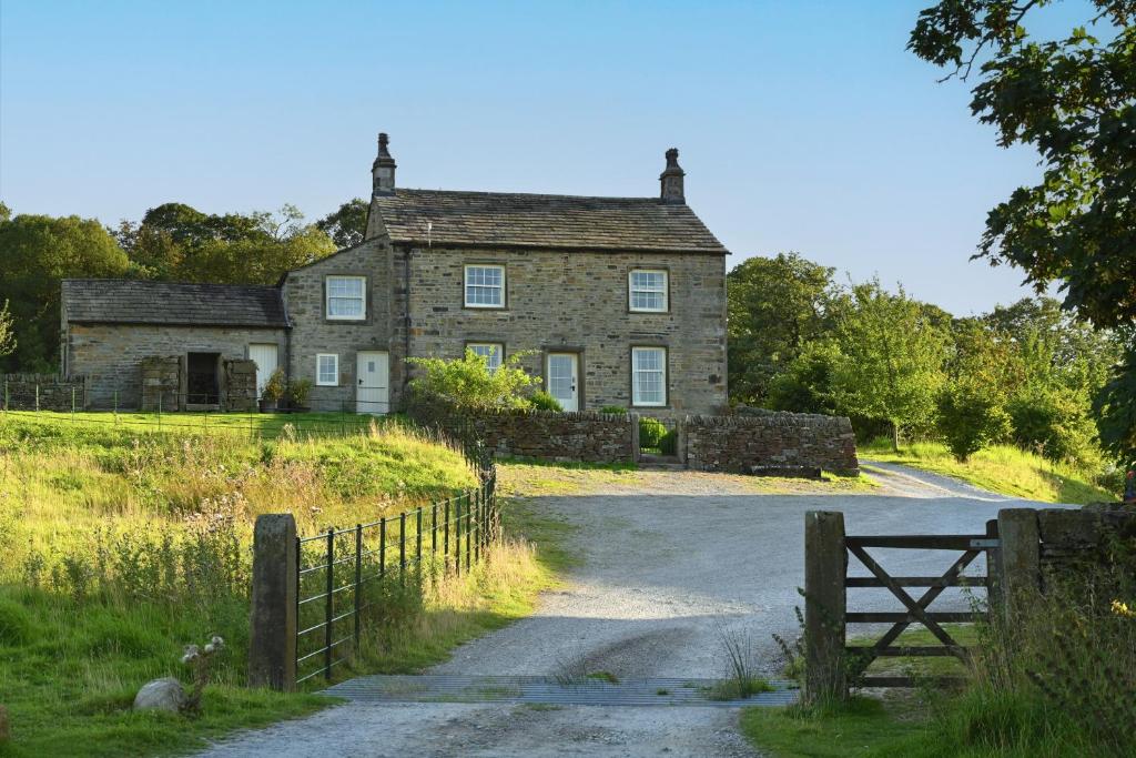 an old stone house on a dirt road at Yellison at Broughton Sanctuary in Skipton