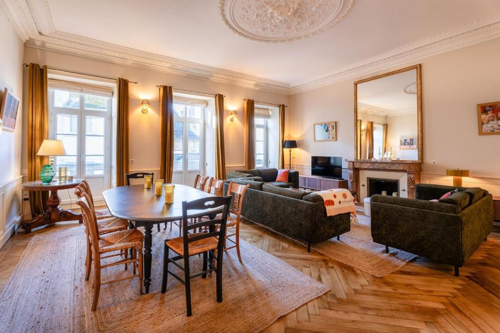 un salon avec une table et un canapé dans l'établissement Appartement d exception port de Vannes 8 pers avec parking, à Vannes