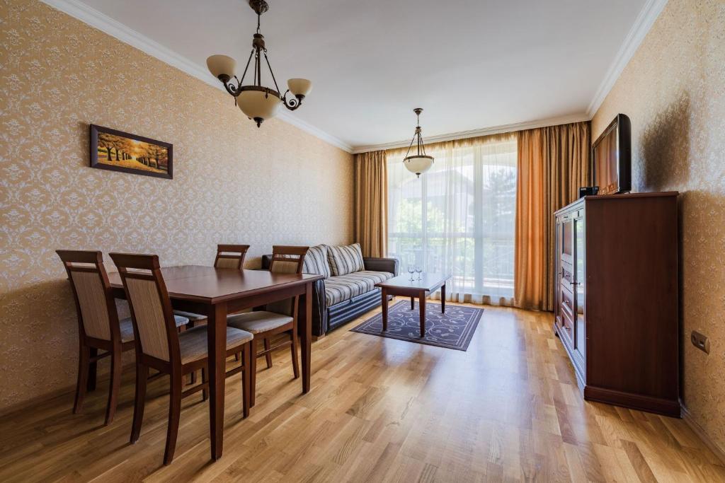 TV a/nebo společenská místnost v ubytování Romance Hotel and Family Suites
