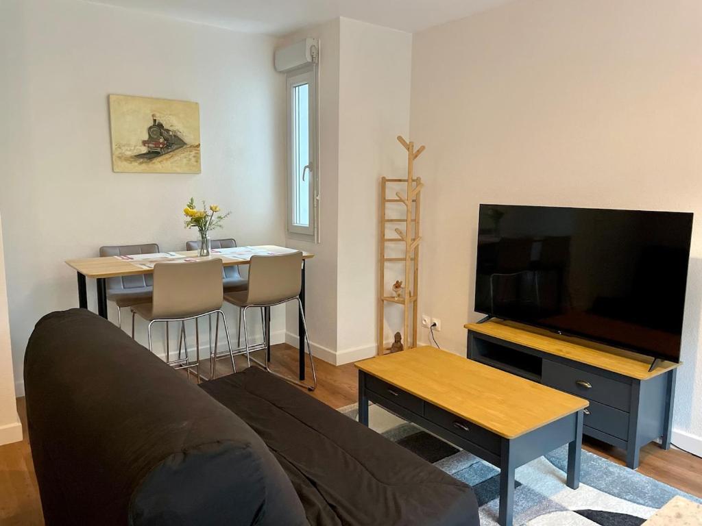 Φωτογραφία από το άλμπουμ του Le Montesquieu, Appartement 2 à 4 personnes, Garage Privé σε Villefranche-sur-Saone