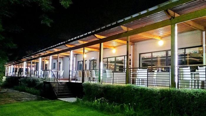 勒斯滕堡Sparkling Resorts and Spa的侧面有灯的建筑物