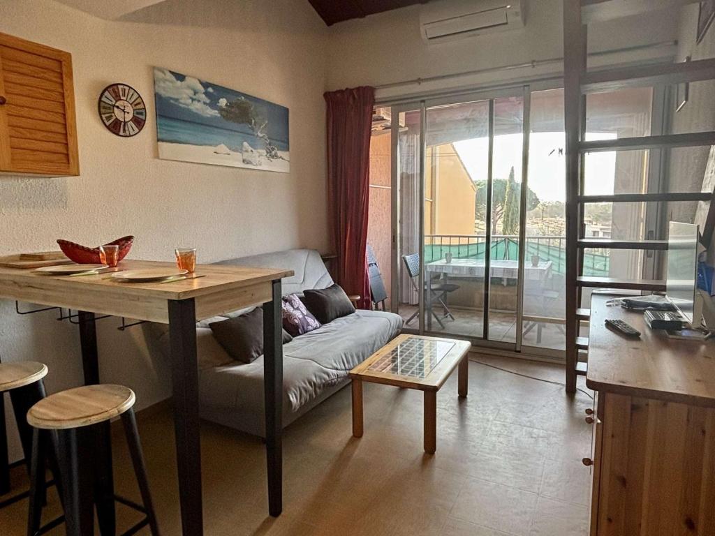 un salon avec un canapé et une table dans l'établissement Appartement Mezzanine 2 pièces - 400m Plage - Clim - Piscines - 6 Pers - FR-1-225-743, à Argelès-sur-Mer