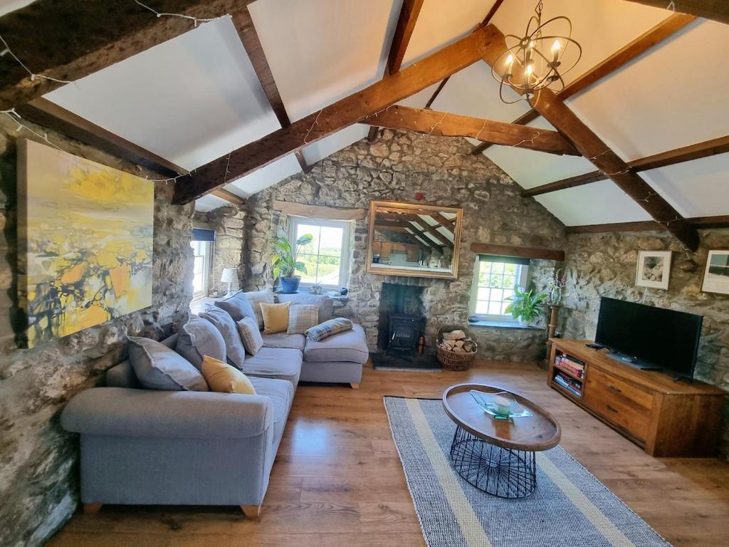 ein Wohnzimmer mit Sofa und Fernseher in der Unterkunft The Old Vestry - pet friendly! in Manortown