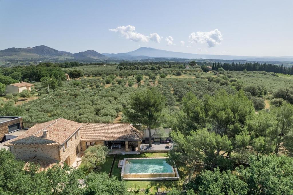 eine Luftaufnahme eines Hauses mit Swimmingpool in der Unterkunft Bastide Aubignan in Aubignan