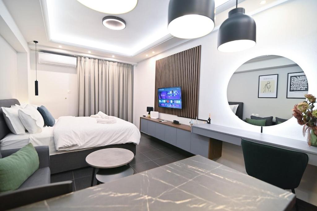 una habitación de hotel con una cama y un espejo en Efanton 2, en Larisa
