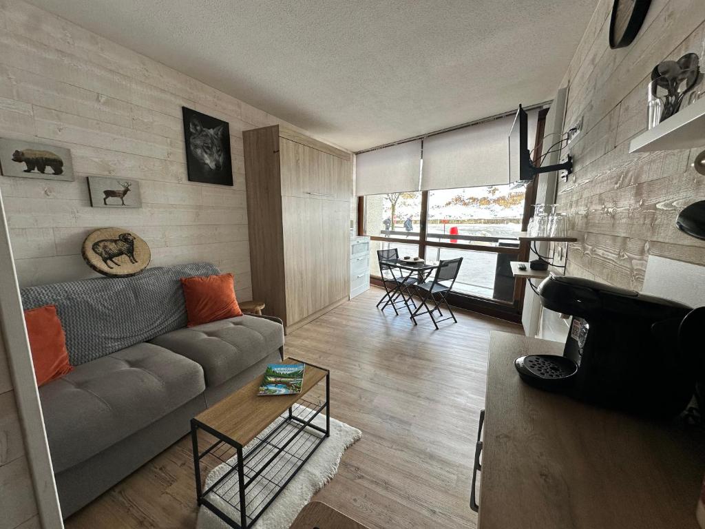 un salon avec un canapé et une table dans l'établissement Studio paisible au pied des pistes, à Villard-de-Lans