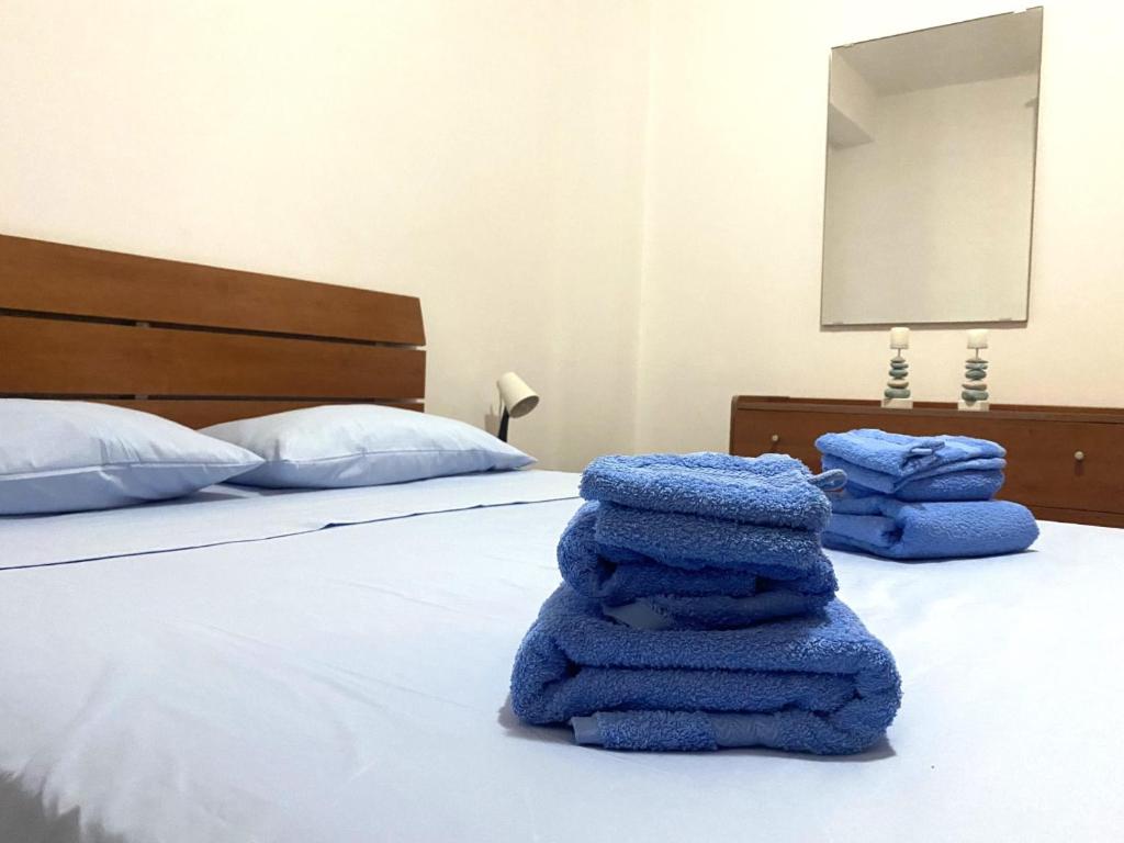 a pile of towels sitting on top of a bed at Appartamento Il Corallo Blu in Lampedusa