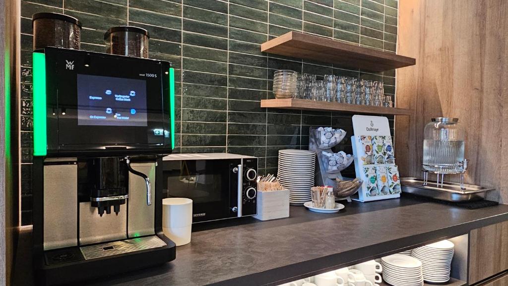 Příslušenství pro přípravu čaje a kávy v ubytování Altstadt Hotel Hofwirt Salzburg