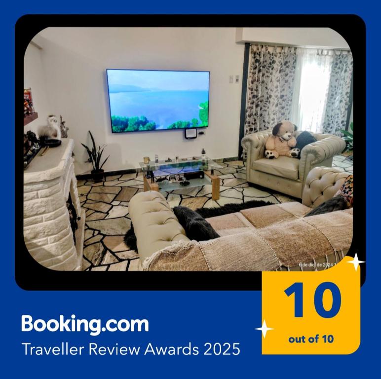 ein Wohnzimmer mit Sofa und Fernseher in der Unterkunft CIUDAD AUTONOMA DE BUENOS AIRES, HOSTAL , Habitacion en vivienda familiar in Buenos Aires