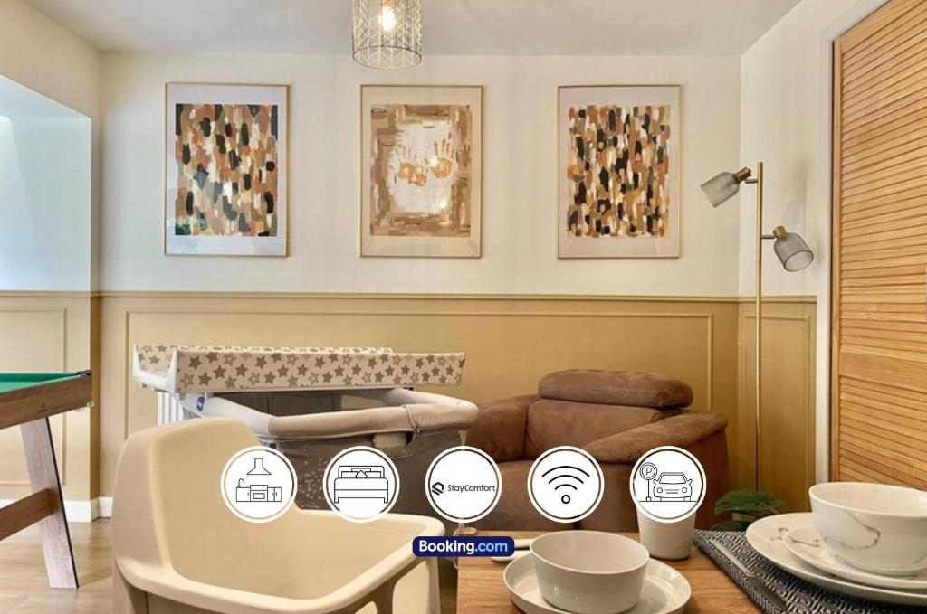 カンタベリーにあるFive Bedroom House By StayComfort Short Lets & Serviced Accommodation Canterbury With Garden & Parkingのリビングルーム(バスタブ、食器類付きテーブル付)