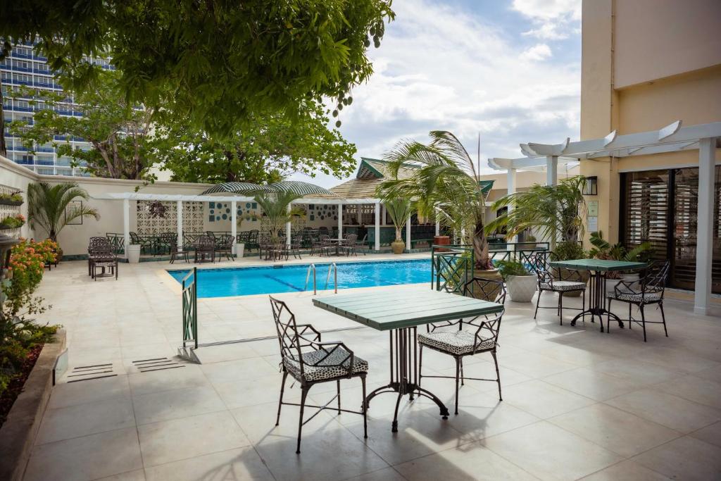 Bazén v ubytování Courtleigh Hotel & Suites nebo v jeho okolí