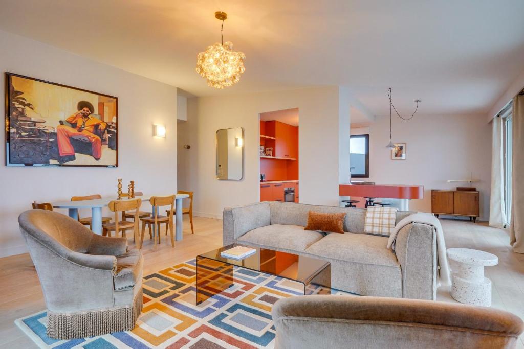 un salon avec un canapé et une table dans l'établissement Le Cosmic Penthouse - Proche Cité du Vin, à Bordeaux