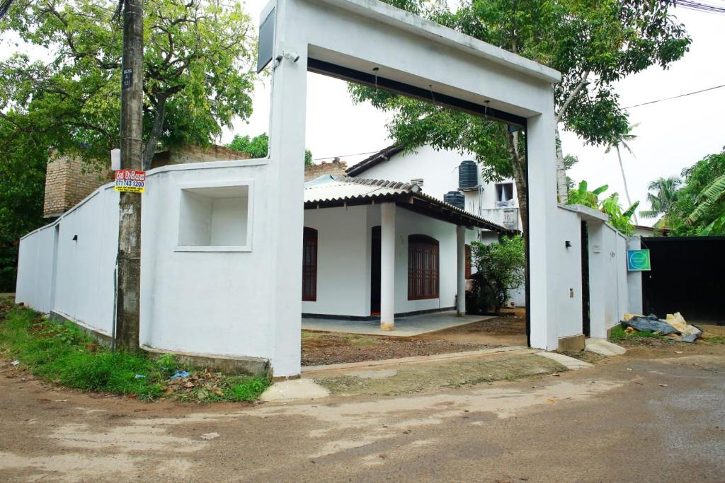 米瑞莎Mirissa Gallivant Resort的白色的房子,设有开放式车库