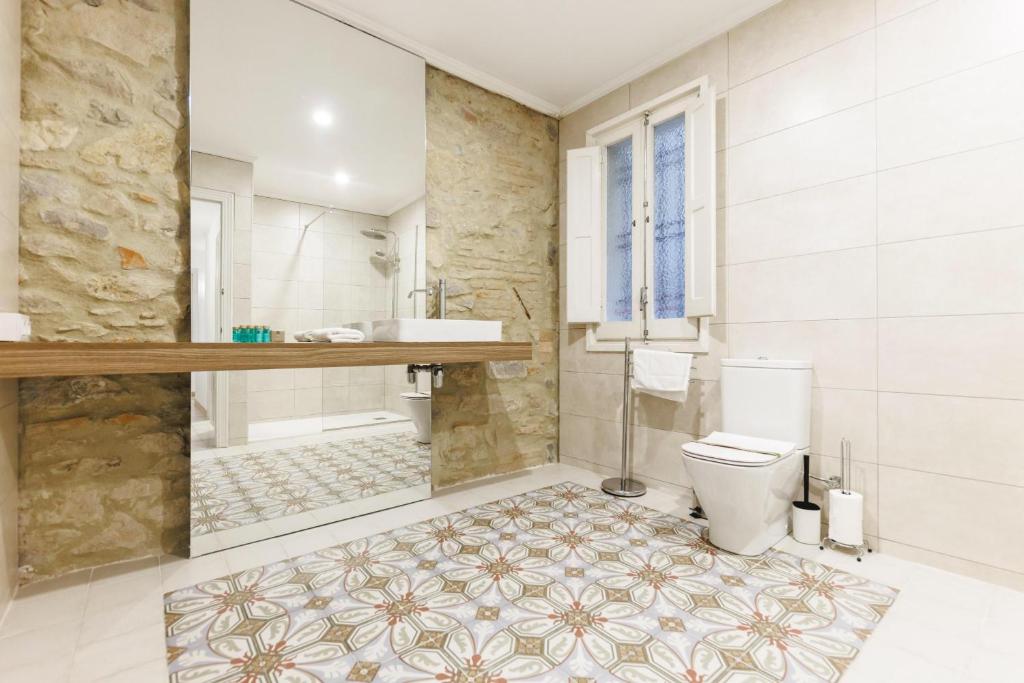 Koupelna v ubytování Bravissimo El Lleó, bright 4-bedroom apartment