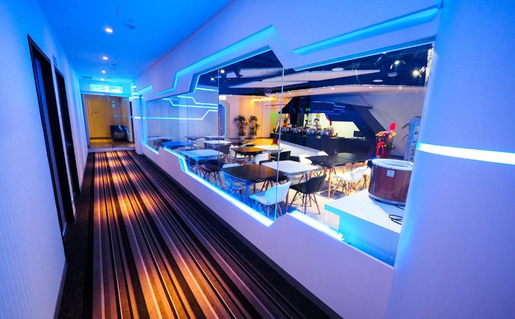 a restaurant with a bar and a dining room at Galaxia Business Hotel in Taichung