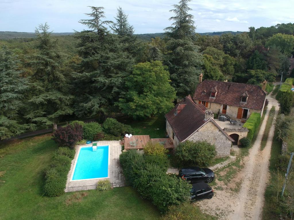 une vue aérienne d'une maison avec piscine dans l'établissement Le corps de Ferme et la Grange à Chassagne, à Saint-Amand-de-Coly