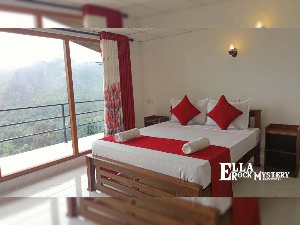 Un dormitorio con una cama y una ventana grande. en Ella Rock Mystery Guest, en Ella