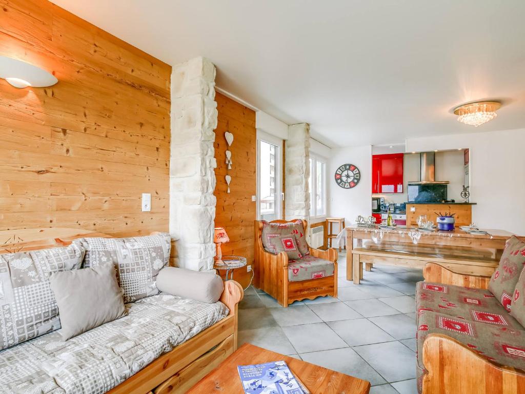 a living room with a couch and a kitchen at Tignes - Appartement chaleureux 3 pièces, 8 pers., pied des pistes, proche commerces, WiFi - FR-1-411-48 in Tignes