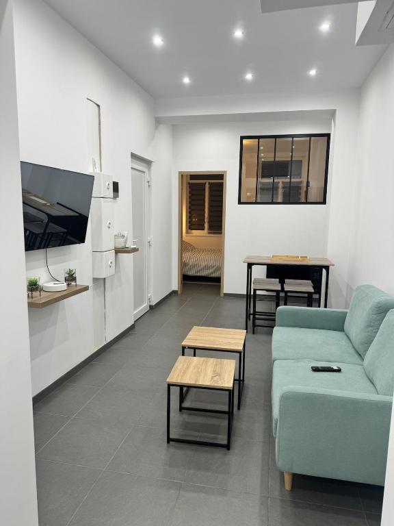 un salon avec un canapé et une table dans l'établissement Apartment Lille-Fives, à Lille