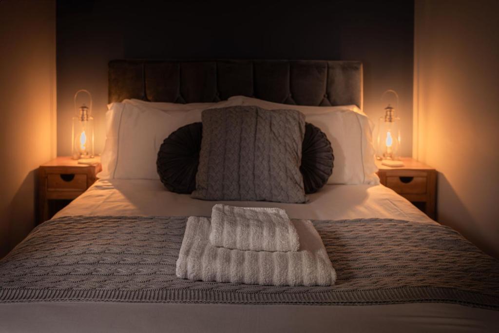 En eller flere senge i et værelse på Church St Cottage