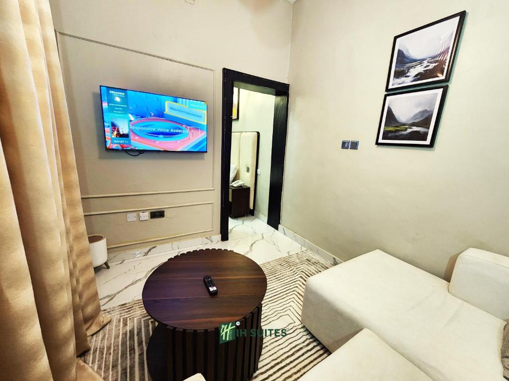 TV a/nebo společenská místnost v ubytování Ihsuites
