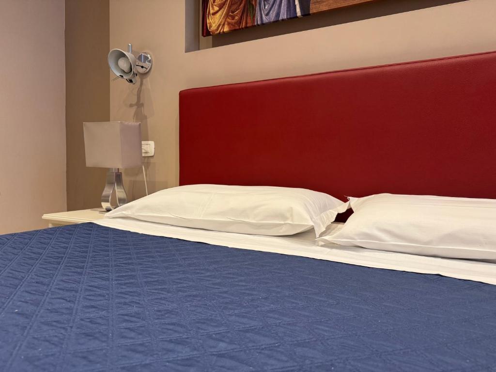 Giường trong phòng chung tại Delano Rooms