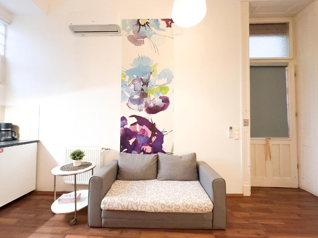 Posedenie v ubytovaní Charming Central Studio Apt - Flora's Room
