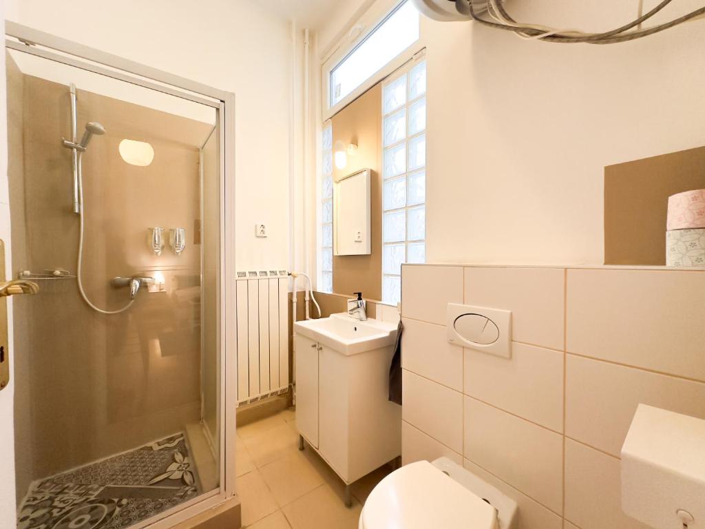 Kúpeľňa v ubytovaní Charming Central Studio Apt - Flora's Room
