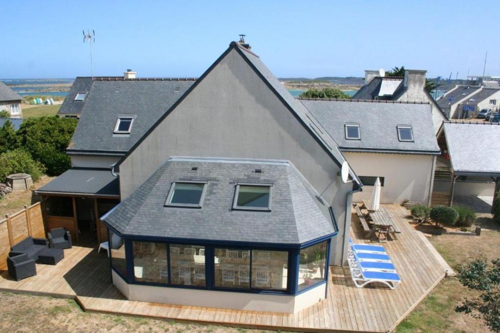 an aerial view of a house with a roof at Les pieds dans l'eau in Kerjagu