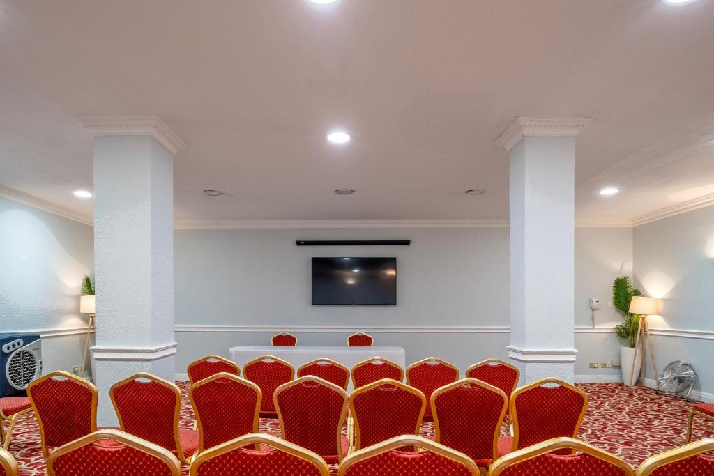TV a/nebo společenská místnost v ubytování Sachas Hotel Manchester