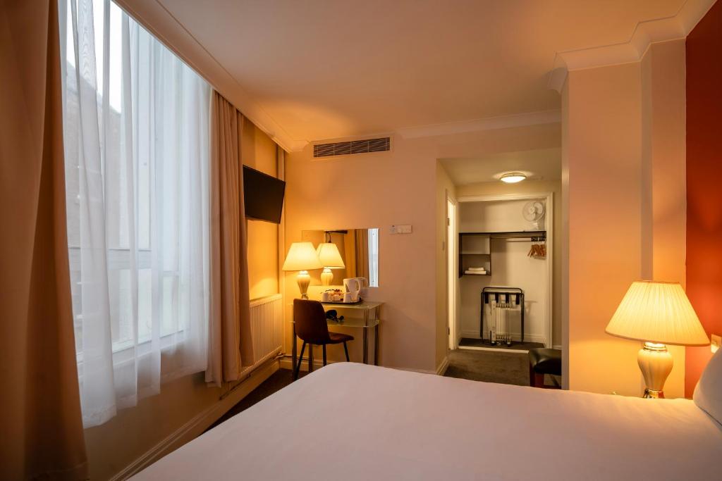 
Family Room (2 Adults + 2 Children)
