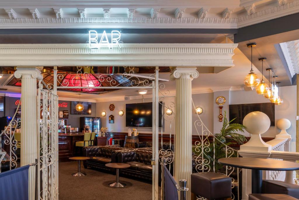 TV a/nebo společenská místnost v ubytování Sachas Hotel Manchester