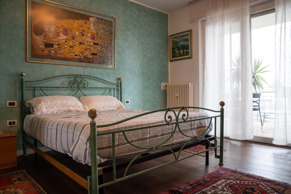 Ένα ή περισσότερα κρεβάτια σε δωμάτιο στο Elegante Alloggio con Parcheggio Gratuito