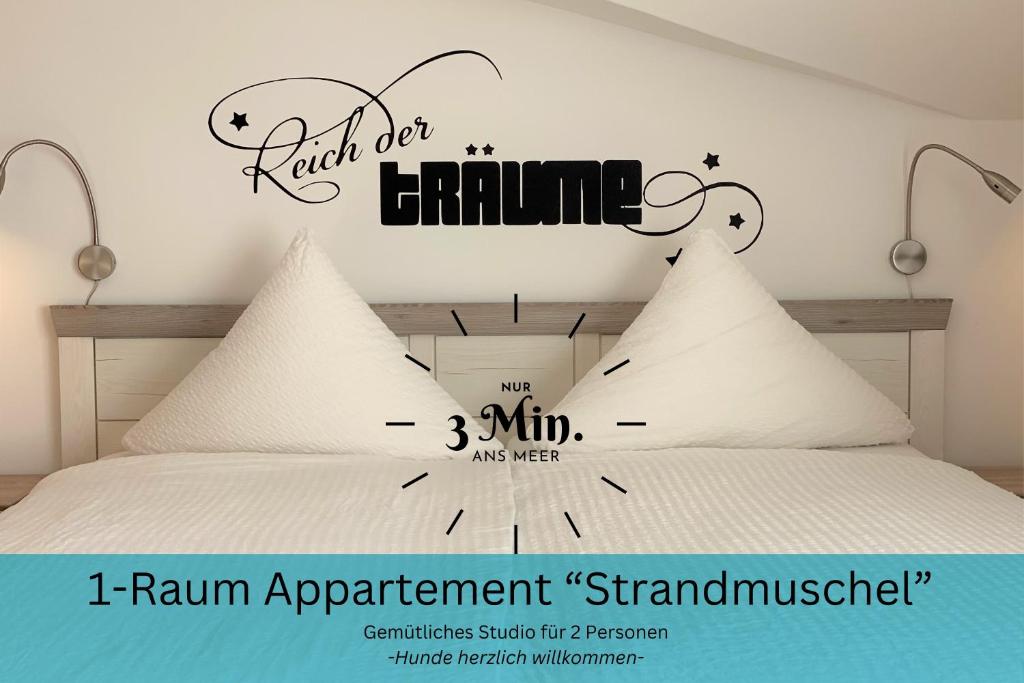 a bedroom with a bed with aulumulum mic sign on it at Küstentraum Strandmuschel - 1 Raum Appartement in Binz
