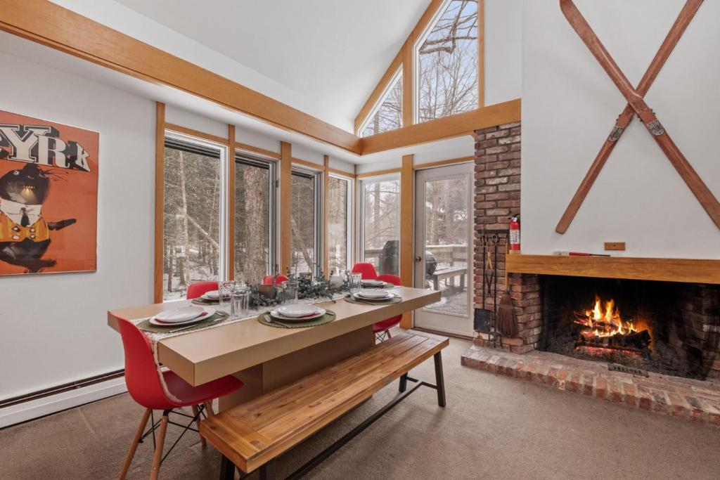 Φωτογραφία από το άλμπουμ του Classic Stratton Ski Chalet σε Piper Ridge