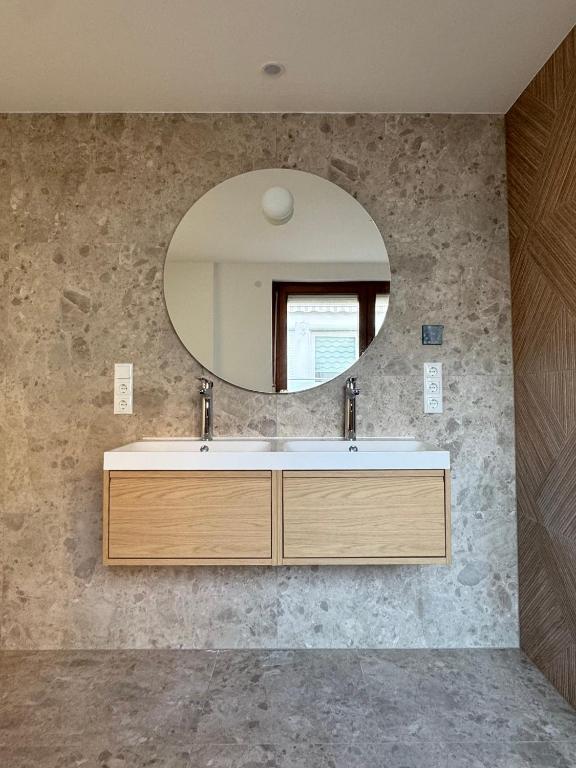 a bathroom with a sink and a mirror at Ferienwohnung Flusshochdrei in Hannoversch Münden