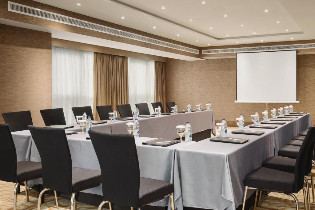 A área empresarial e/ ou a sala de conferências de Hawthorn Extended Stay by Wyndham Abu Dhabi City Center