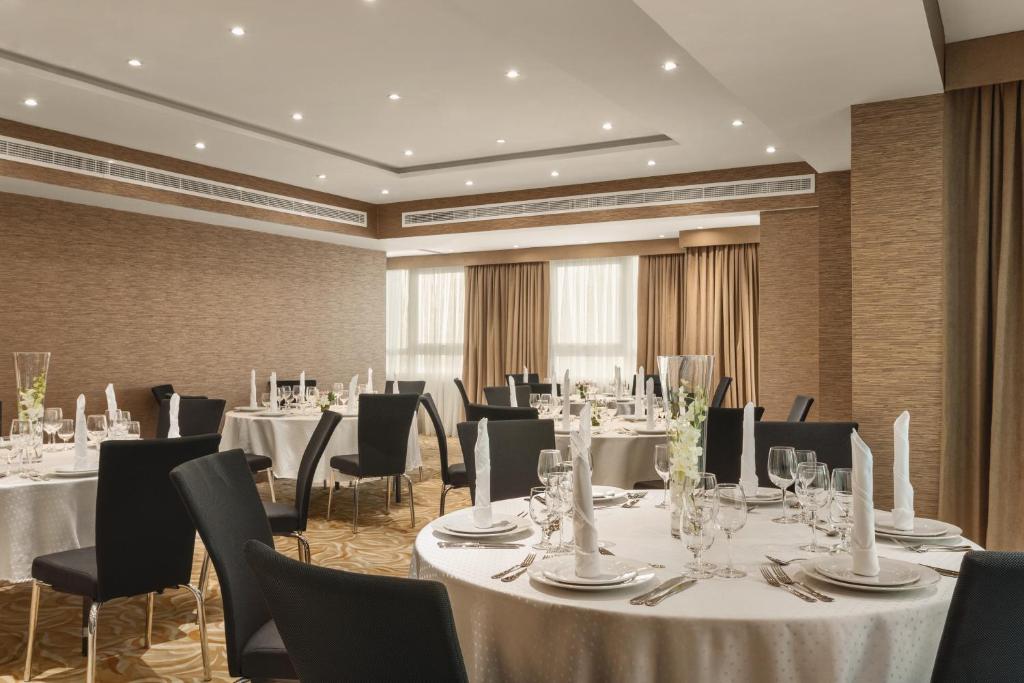 Um restaurante ou outro lugar para comer em Hawthorn Extended Stay by Wyndham Abu Dhabi City Center