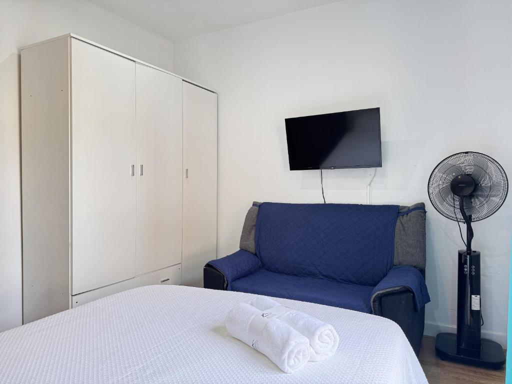 A bed or beds in a room at Apartamentos Day Madrid ILDEFONSO Centro Gran Via Sol Malasaña