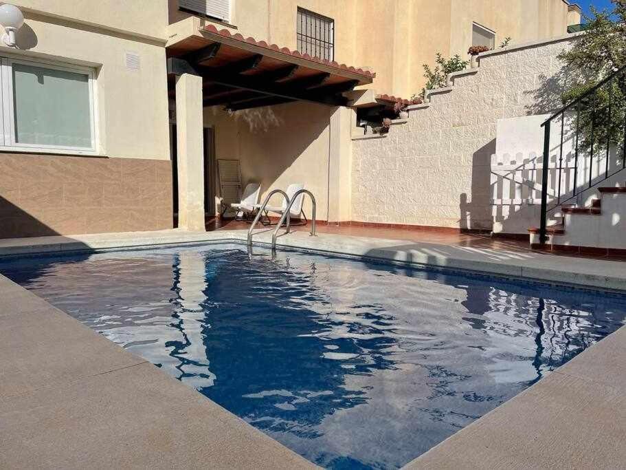 basen przed budynkiem w obiekcie Villa Cañada torremolinos w mieście Torremolinos