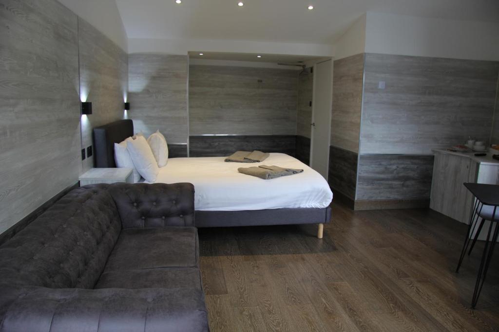The WatersEdge, Canal Cottages - 