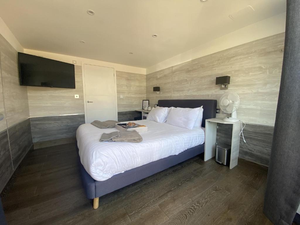 The WatersEdge, Canal Cottages - 