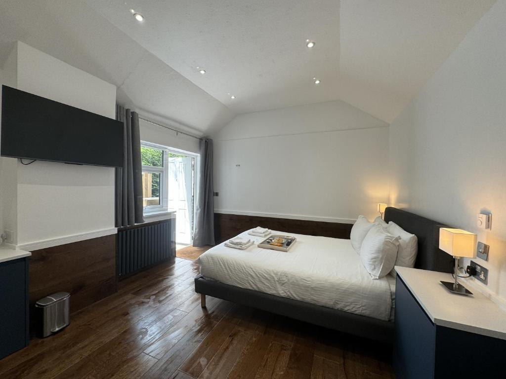 The WatersEdge, Canal Cottages - 