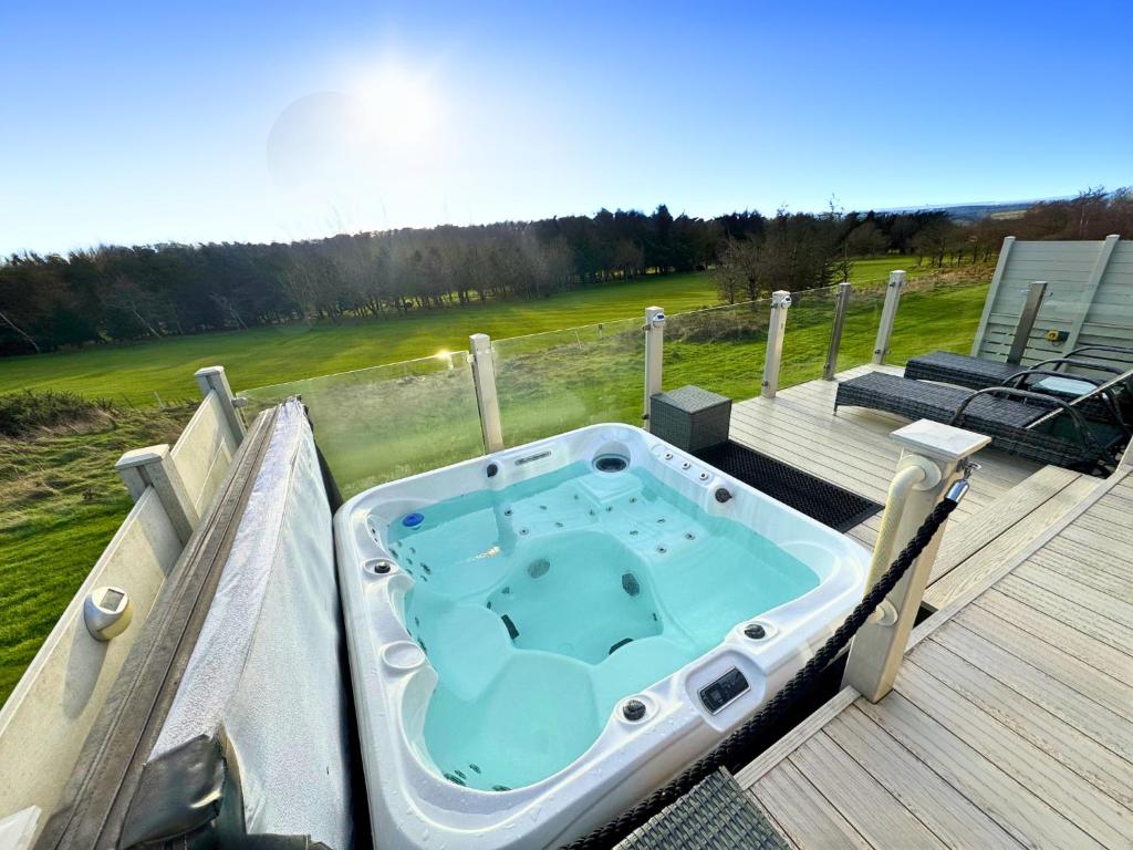 Hot Tub Lodge Percy Wood Golf Course - Twee Slaapkamers Huis