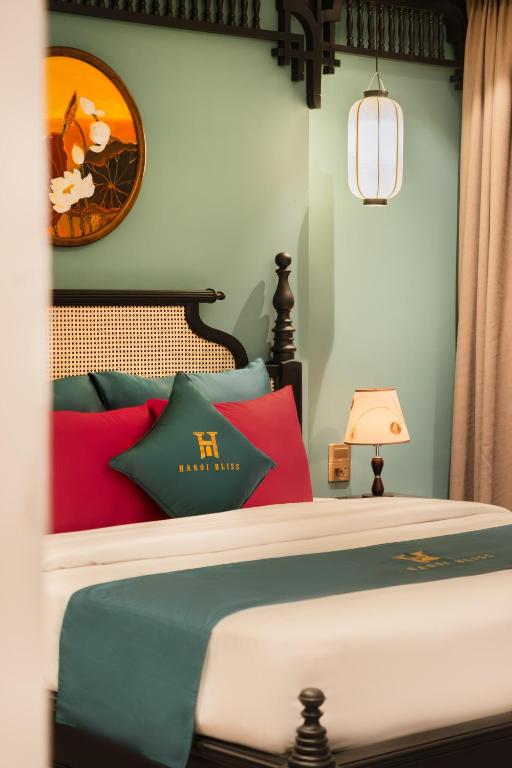 Postel nebo postele na pokoji v ubytování Hanoi Bliss Hotel