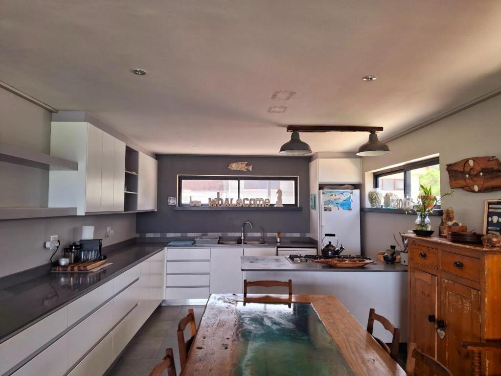 Η κουζίνα ή μικρή κουζίνα στο Whalecome - Witsand Beachfront House