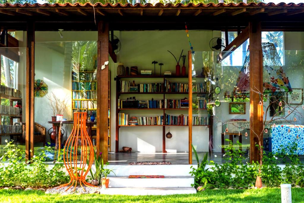 Um jardim no exterior de Pousada Vila do Patacho