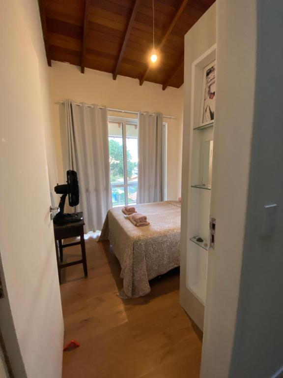 Postel nebo postele na pokoji v ubytování Quartos confortáveis com vista