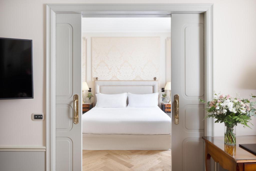 Postel nebo postele na pokoji v ubytování Hotel El Palace Barcelona